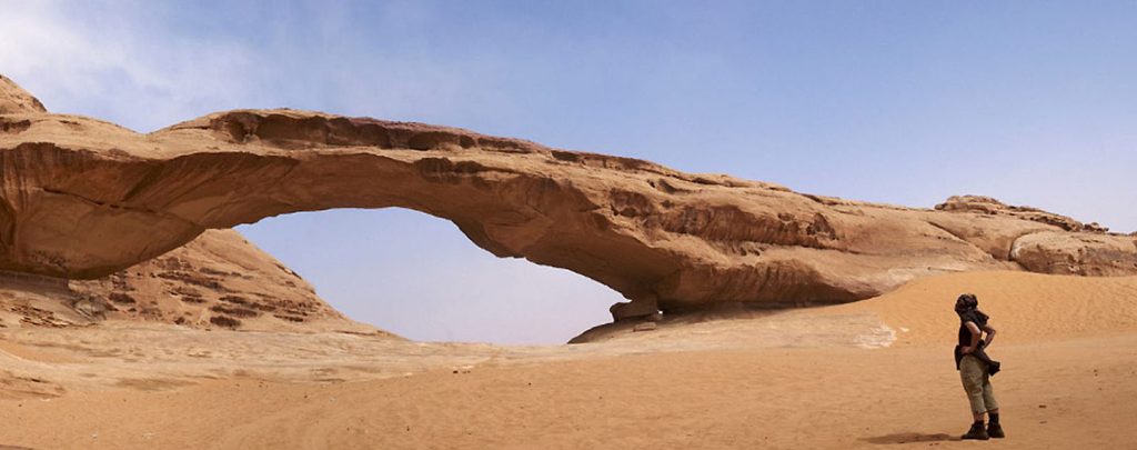 Natürliche Felsbrücke in der Wüste