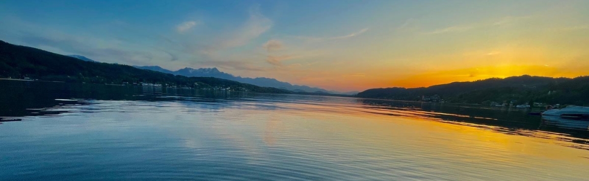 Ein ruhiger See mit Sonnenuntergang