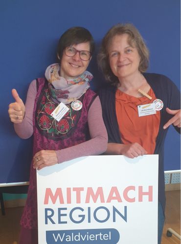 Zwei Frauen von der Mitmach-Region Waldviertel freuen sich.