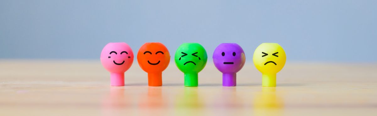 Fünf verschiedene Farben von Smileys mit unterschiedlichen Emotionen bzw. Gesichtsausdrücken.